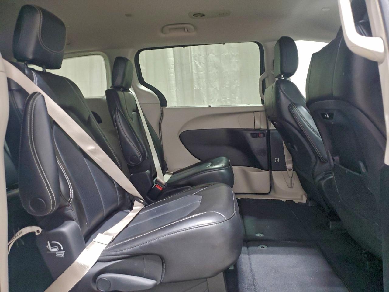 2023 CHRYSLER PACIFICA TOURING L photo 11