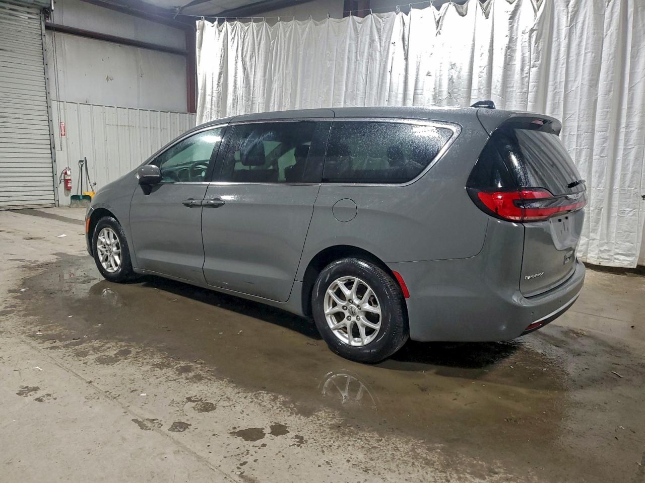 2023 CHRYSLER PACIFICA TOURING L photo 2
