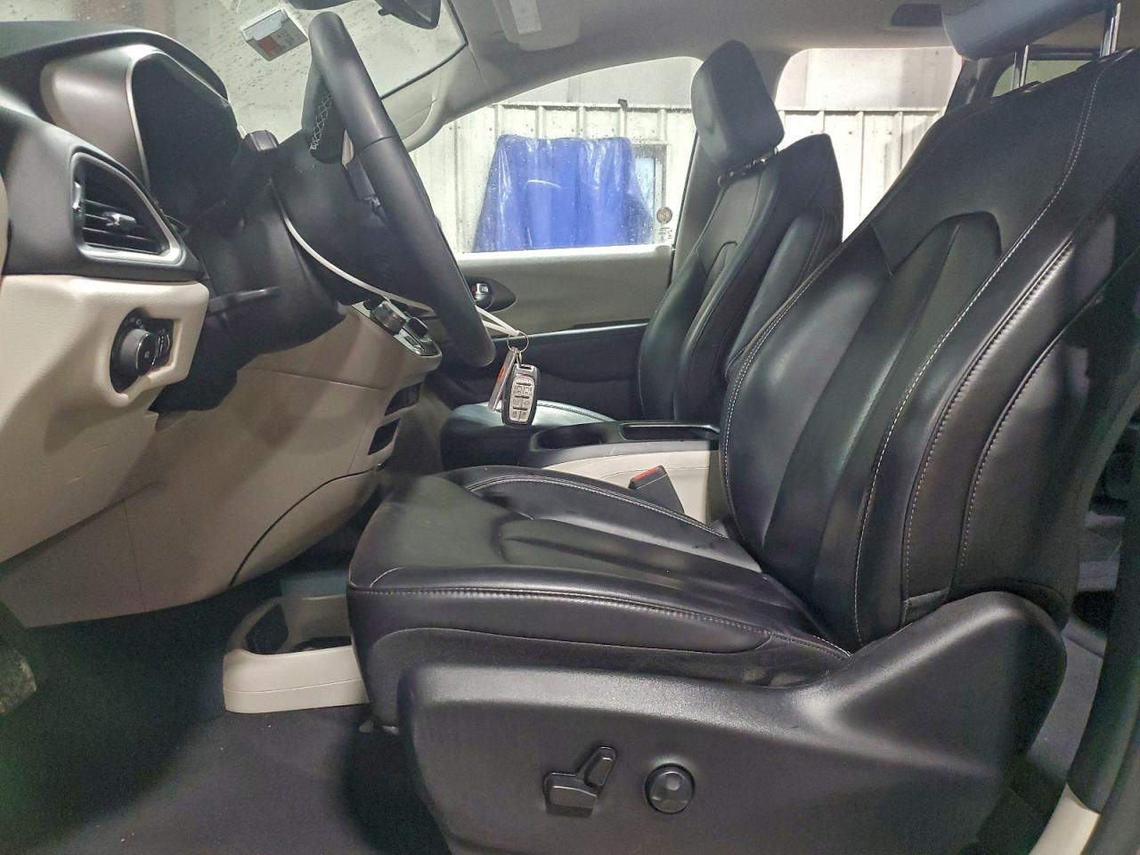 2023 CHRYSLER PACIFICA TOURING L photo 7