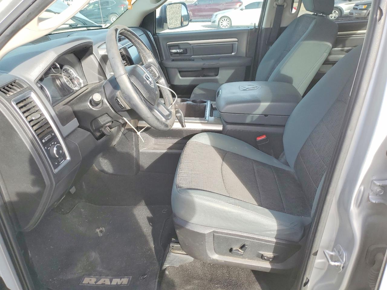2015 RAM 1500 SLT photo 7