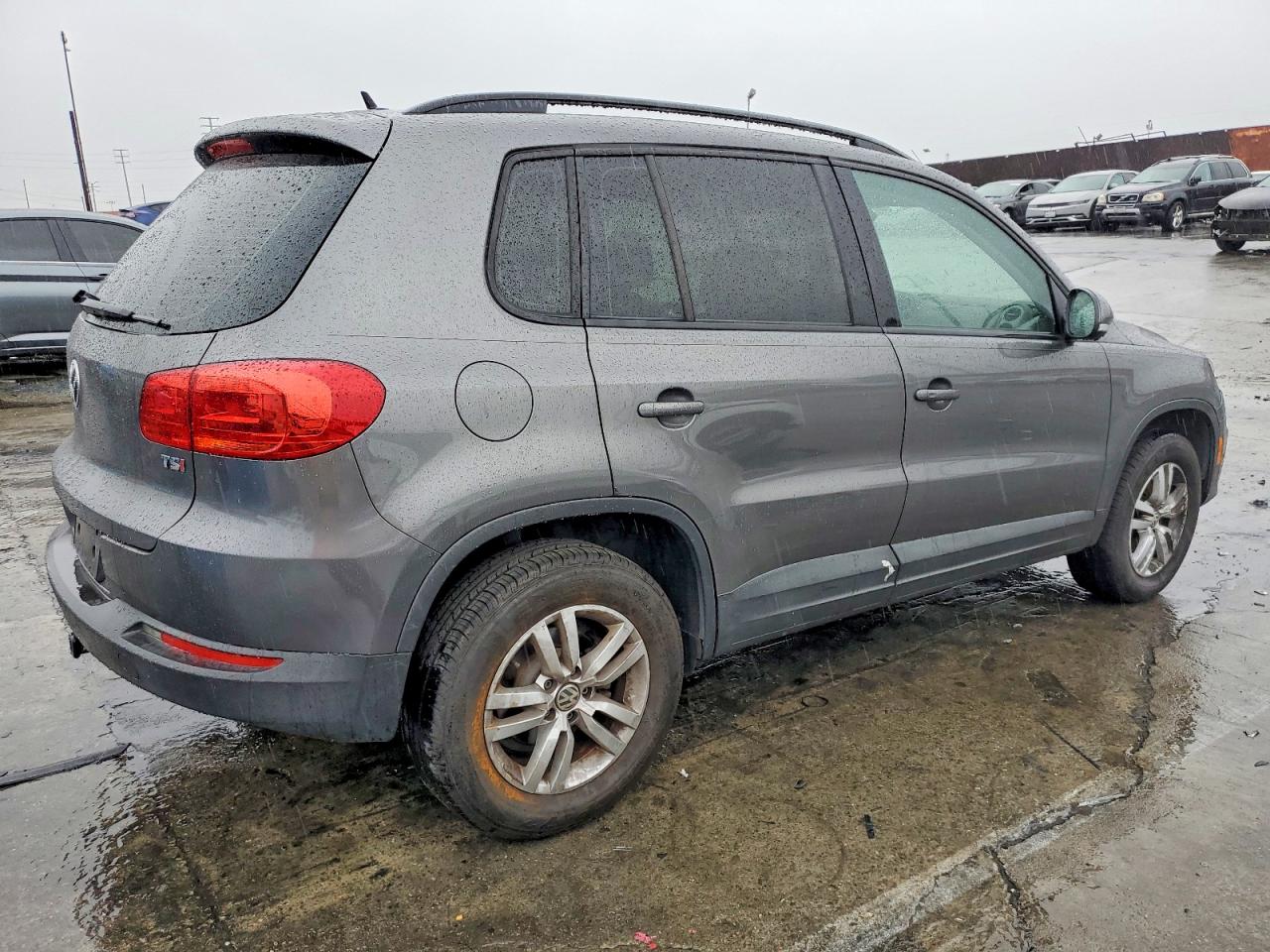 2016 VOLKSWAGEN TIGUAN S photo 3