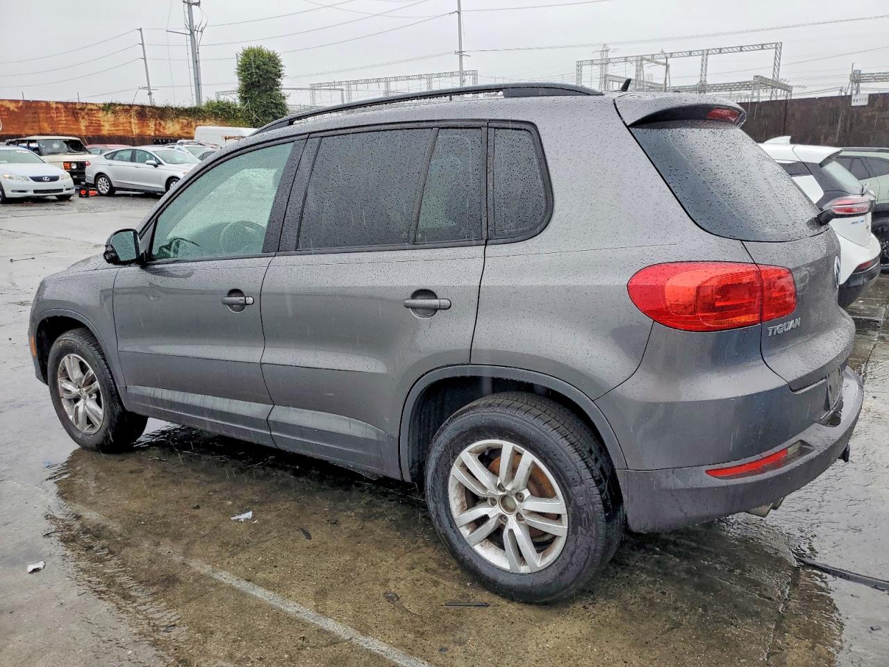 2016 VOLKSWAGEN TIGUAN S photo 2