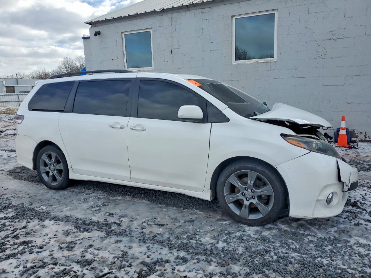 2015 TOYOTA SIENNA SPORT photo 7