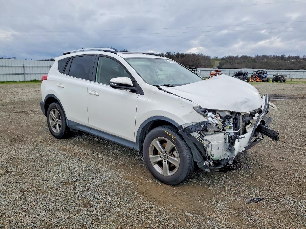 2015 TOYOTA RAV4 XLE photo 4