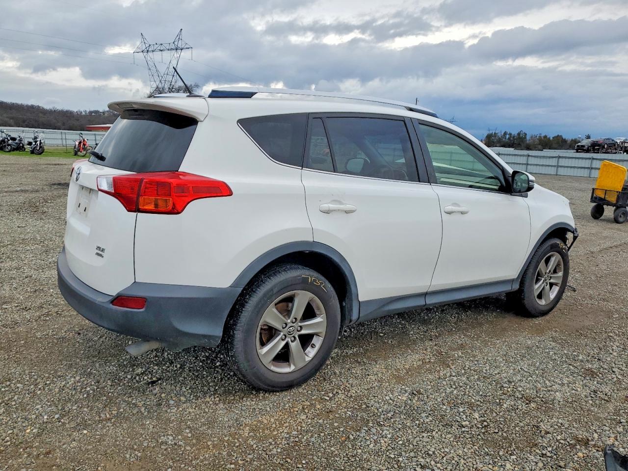 2015 TOYOTA RAV4 XLE photo 3