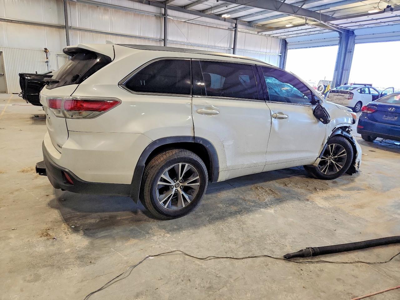 2016 TOYOTA HIGHLANDER XLE photo 3