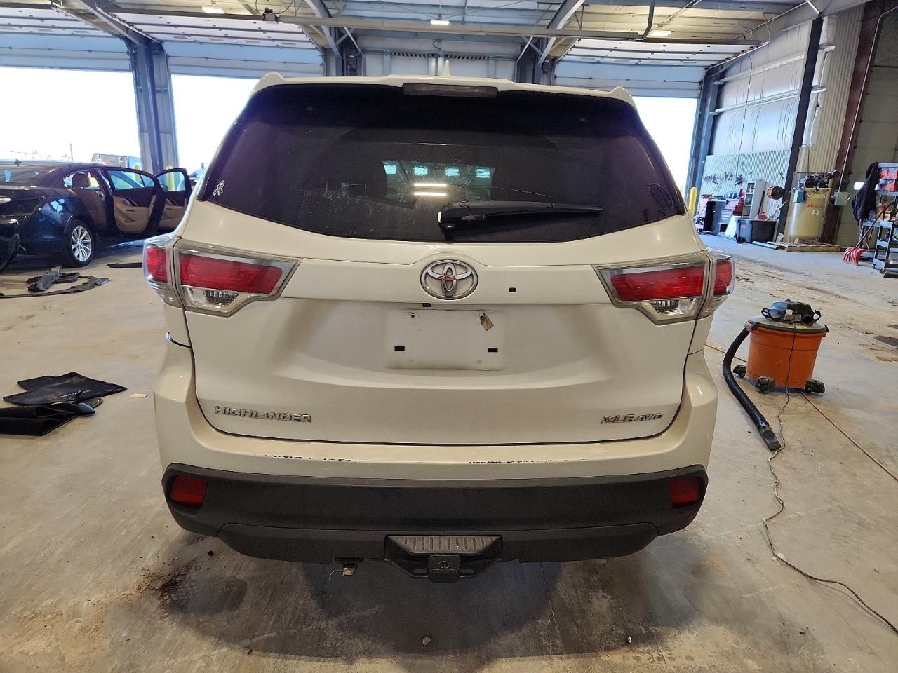 2016 TOYOTA HIGHLANDER XLE photo 6