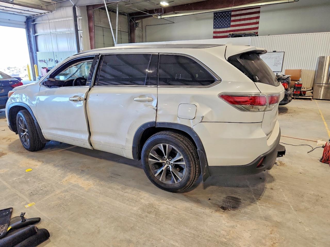 2016 TOYOTA HIGHLANDER XLE photo 2
