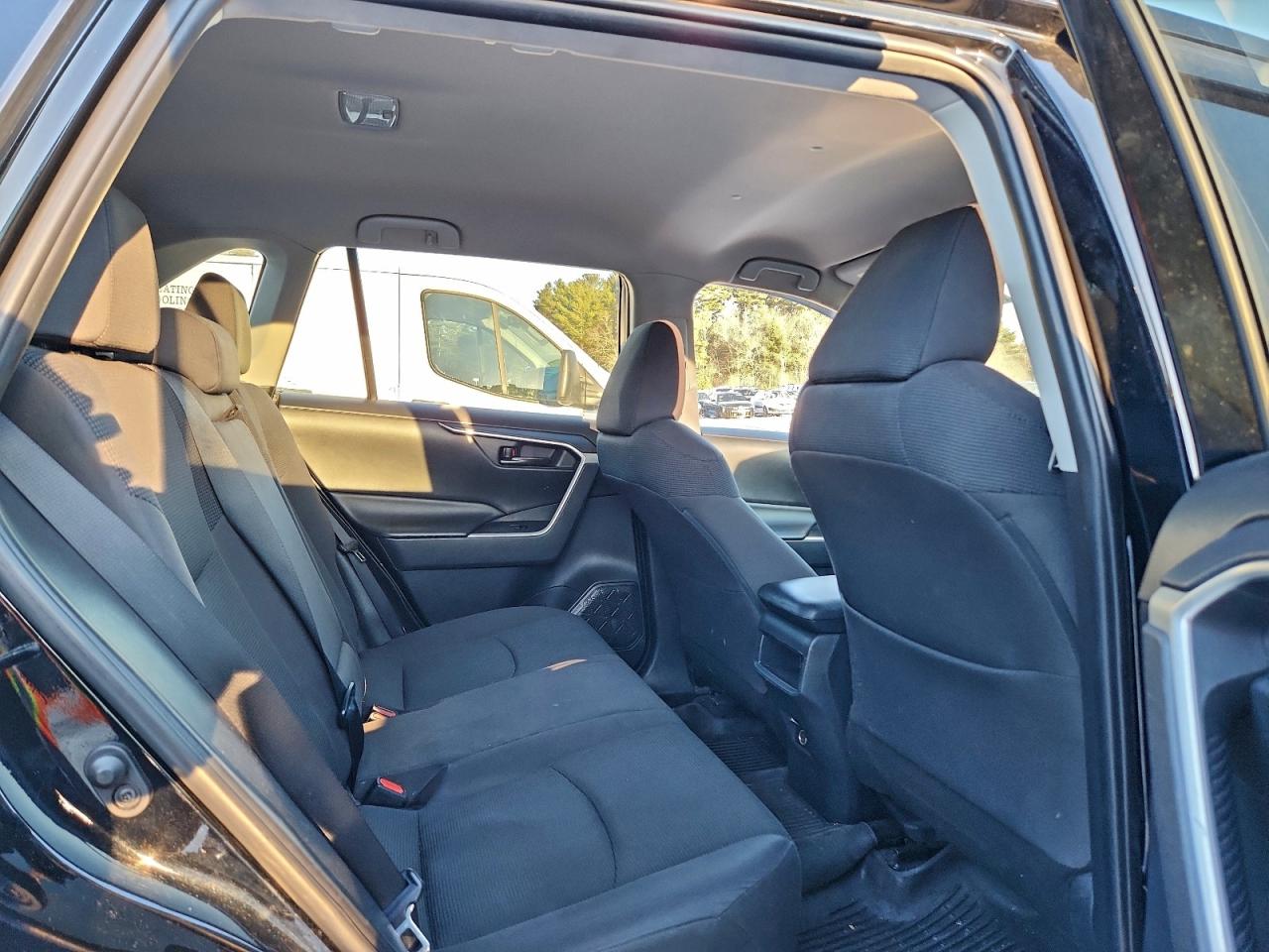 2019 TOYOTA RAV4 LE photo 11