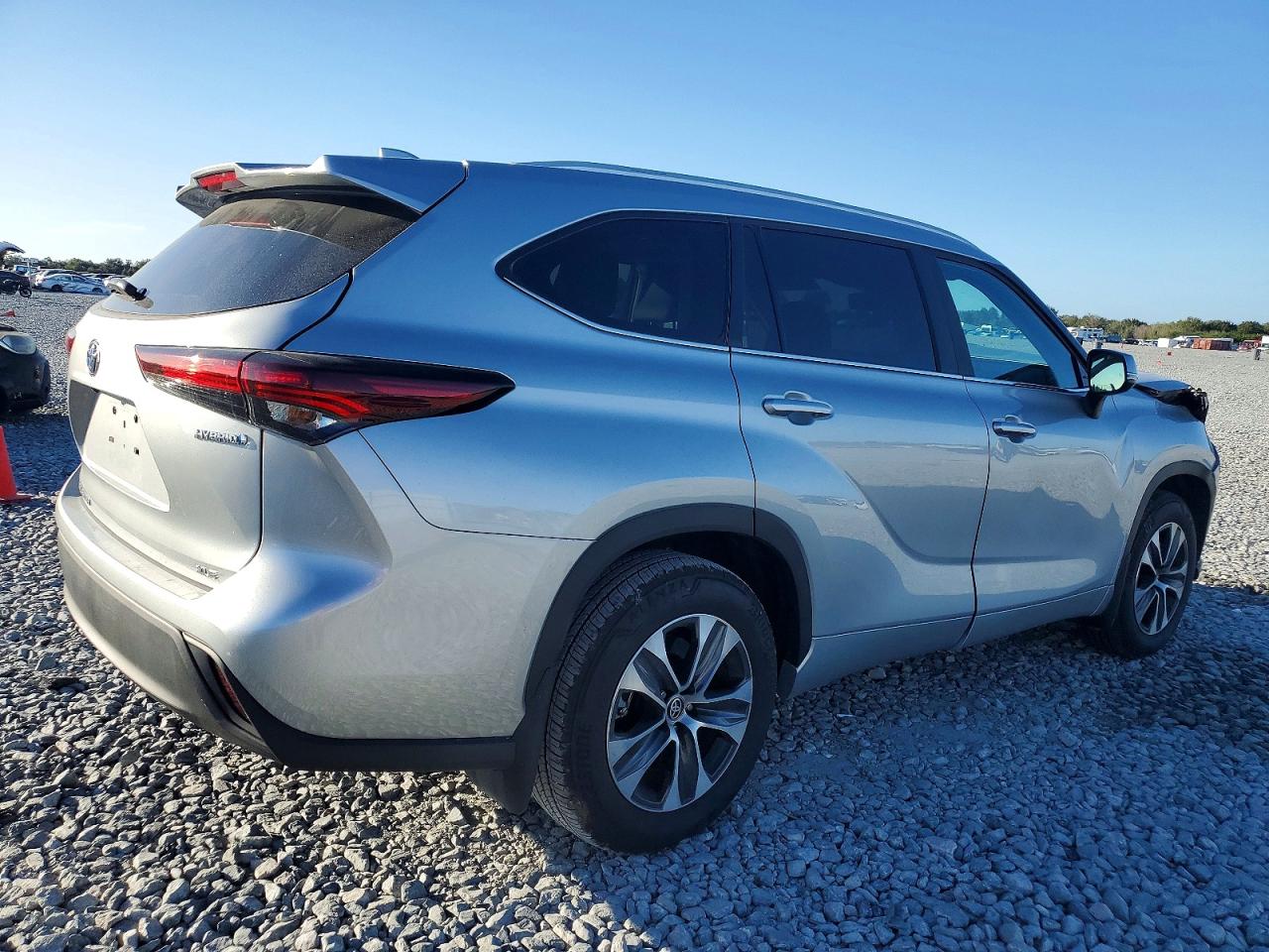 2024 TOYOTA HIGHLANDER HYBRID XLE photo 3