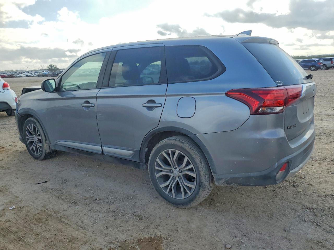 2018 MITSUBISHI OUTLANDER ES photo 2