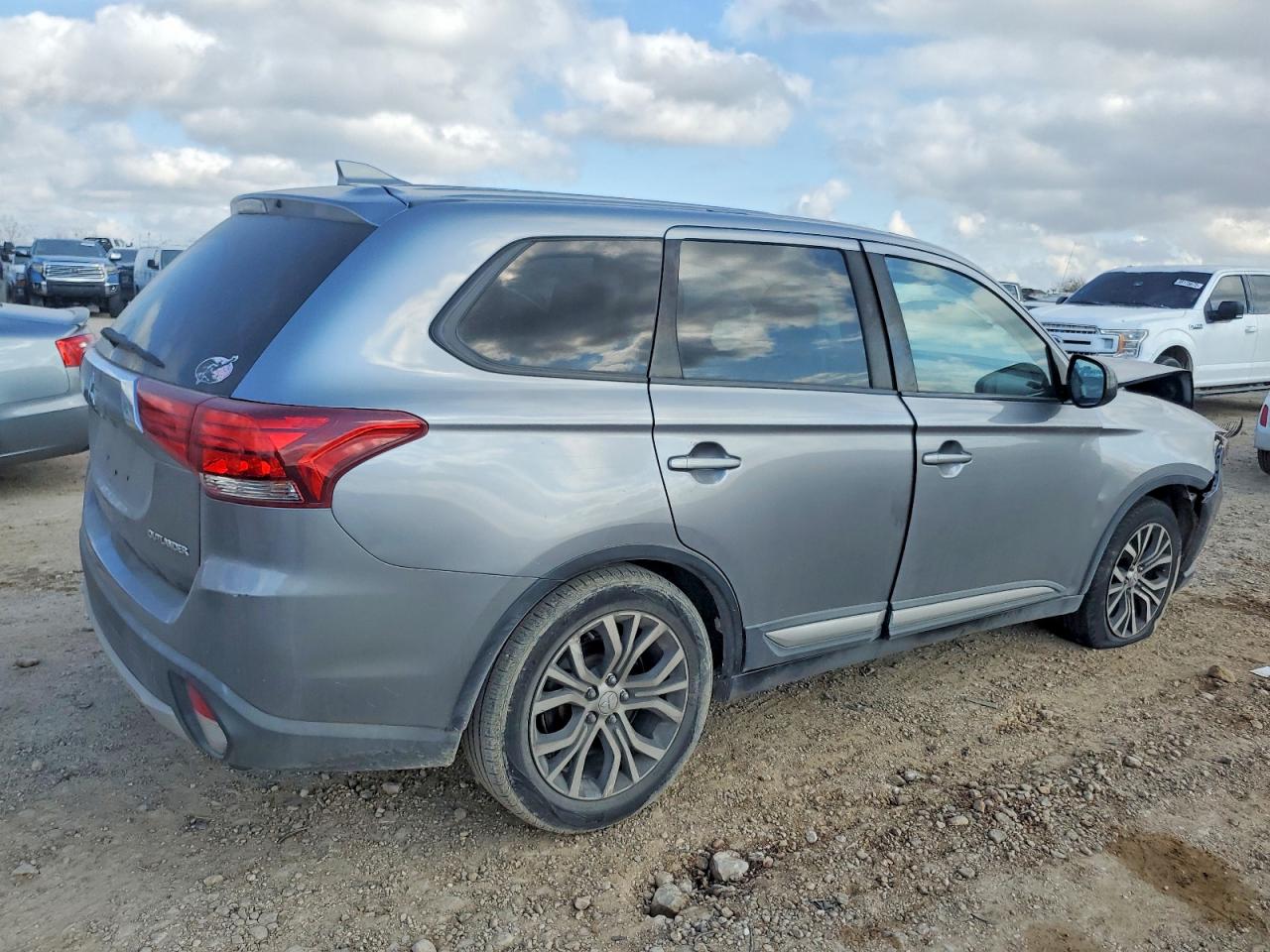 2018 MITSUBISHI OUTLANDER ES photo 3