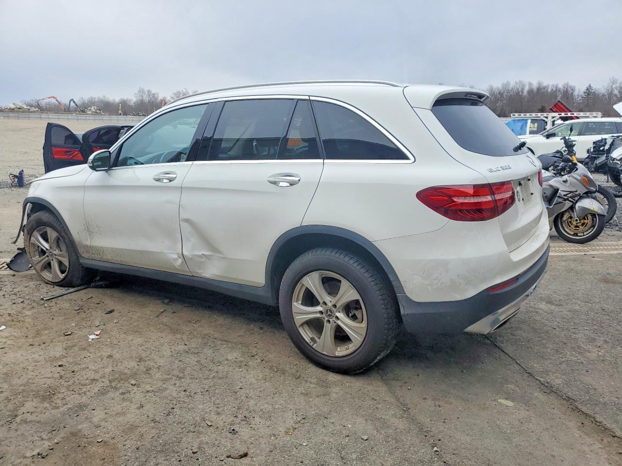 2017 MERCEDES-BENZ GLC 300 4MATIC photo 2