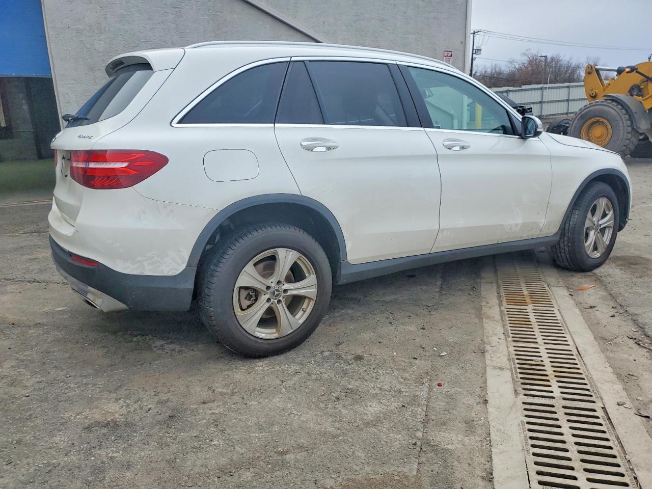 2017 MERCEDES-BENZ GLC 300 4MATIC photo 3