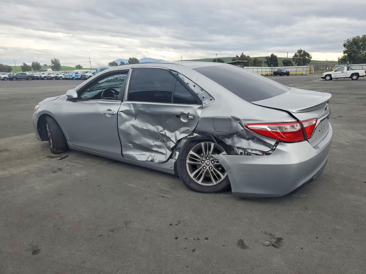 2016 TOYOTA CAMRY LE photo 2