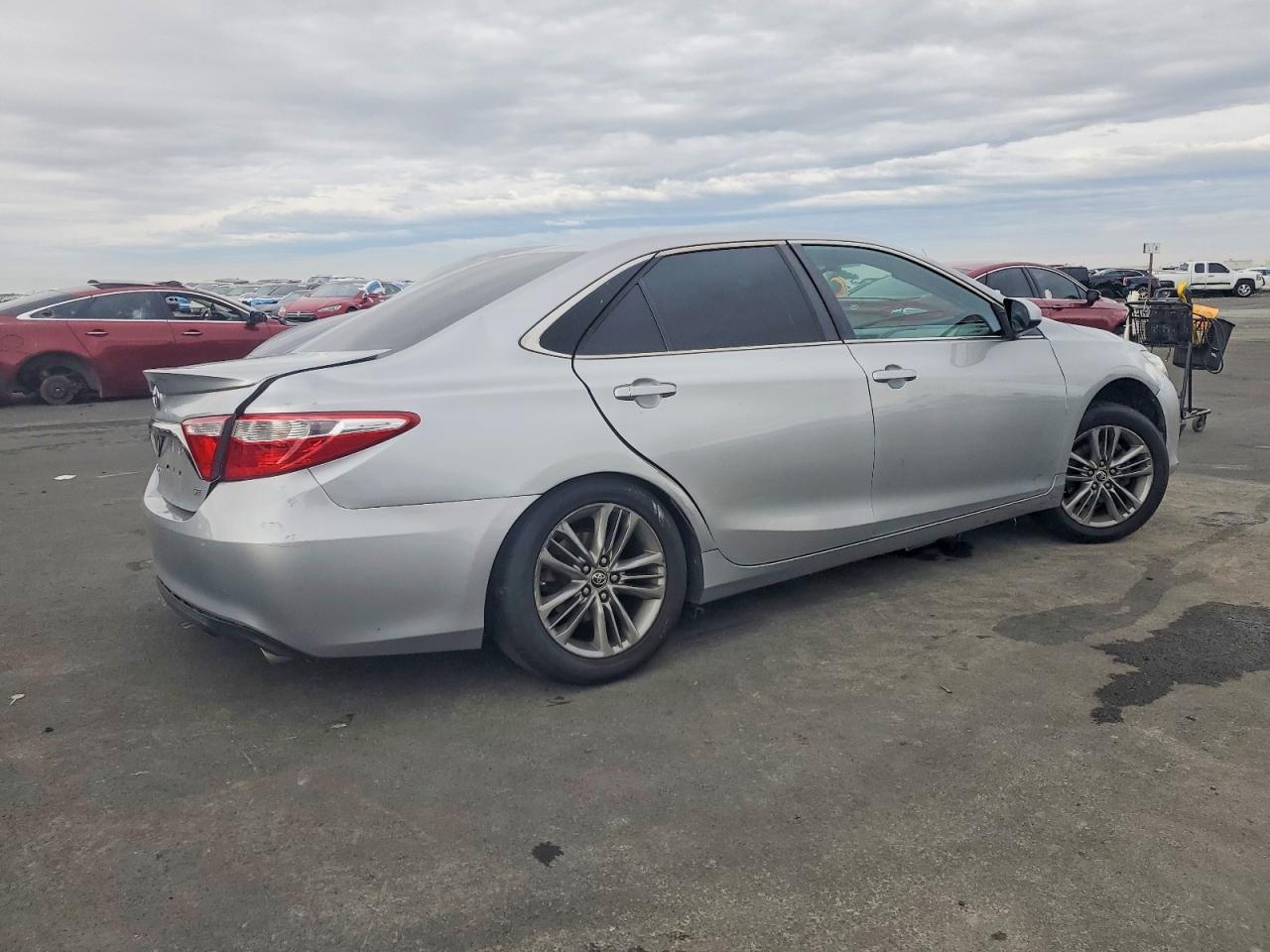 2016 TOYOTA CAMRY LE photo 3