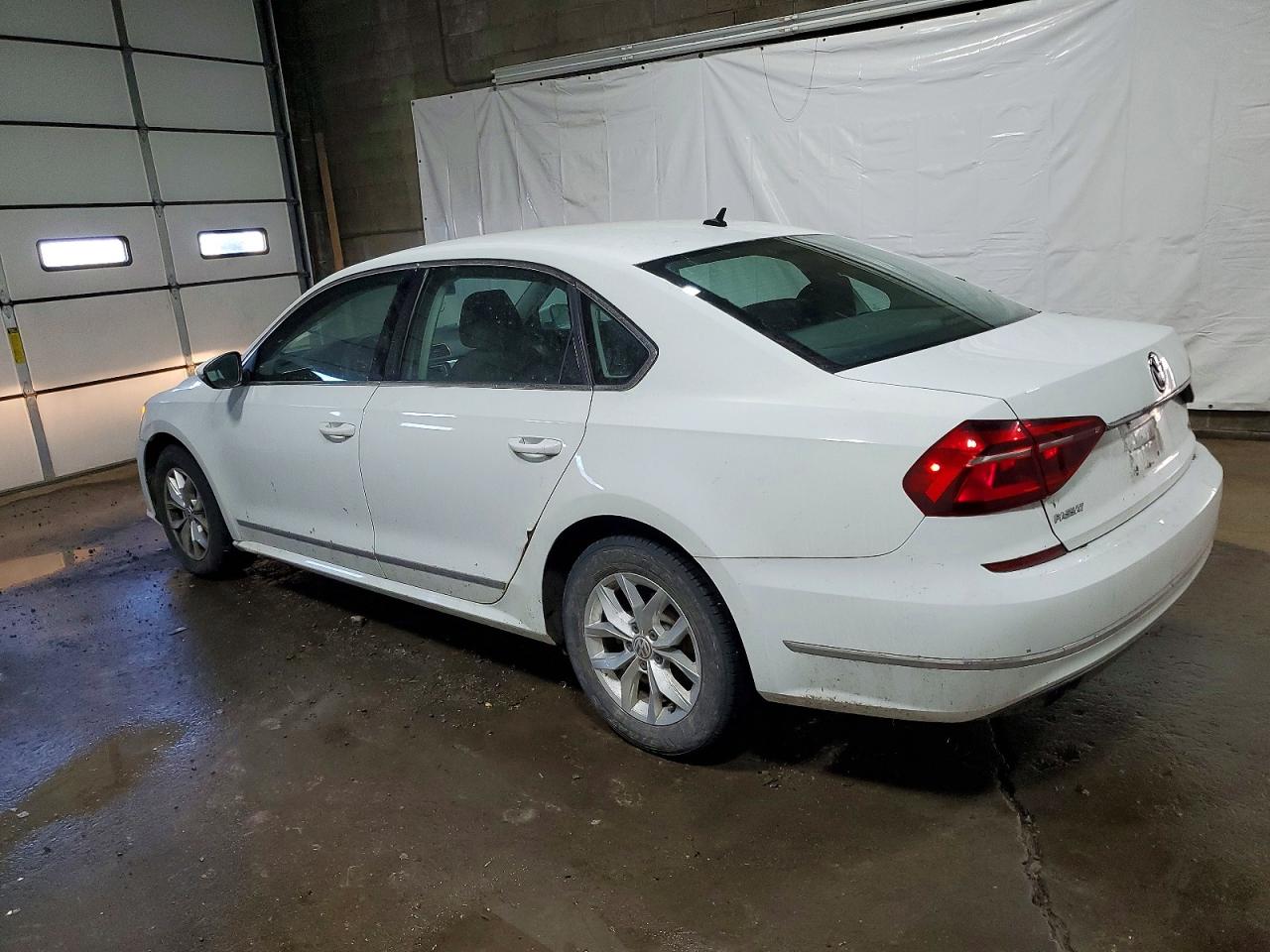 2017 VOLKSWAGEN PASSAT S photo 2
