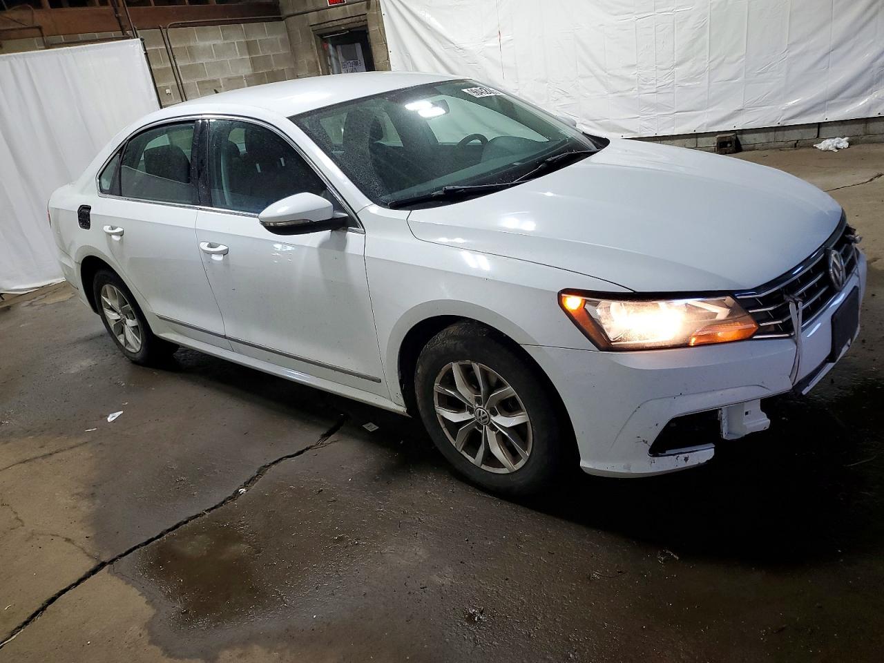 2017 VOLKSWAGEN PASSAT S photo 4