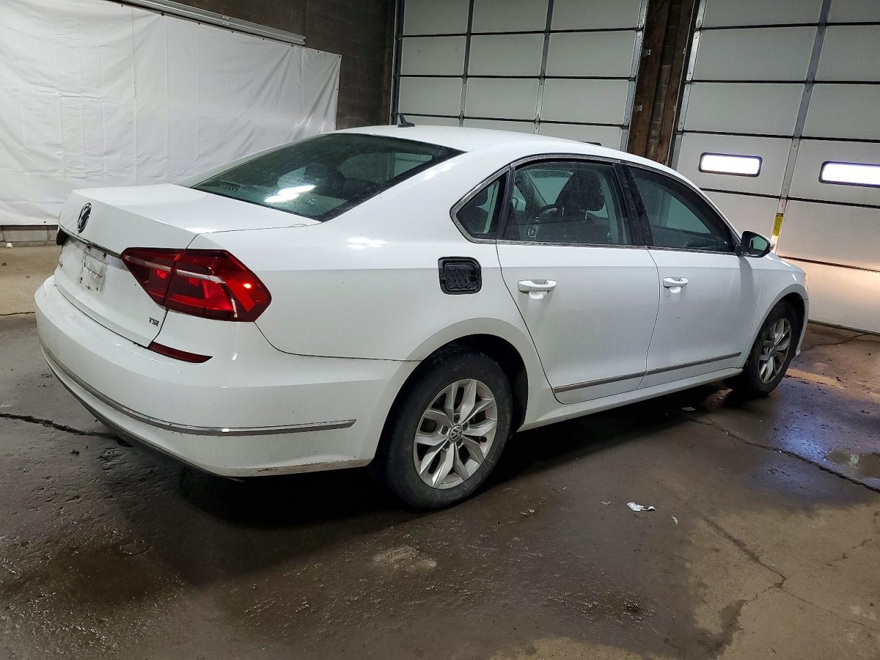 2017 VOLKSWAGEN PASSAT S photo 3