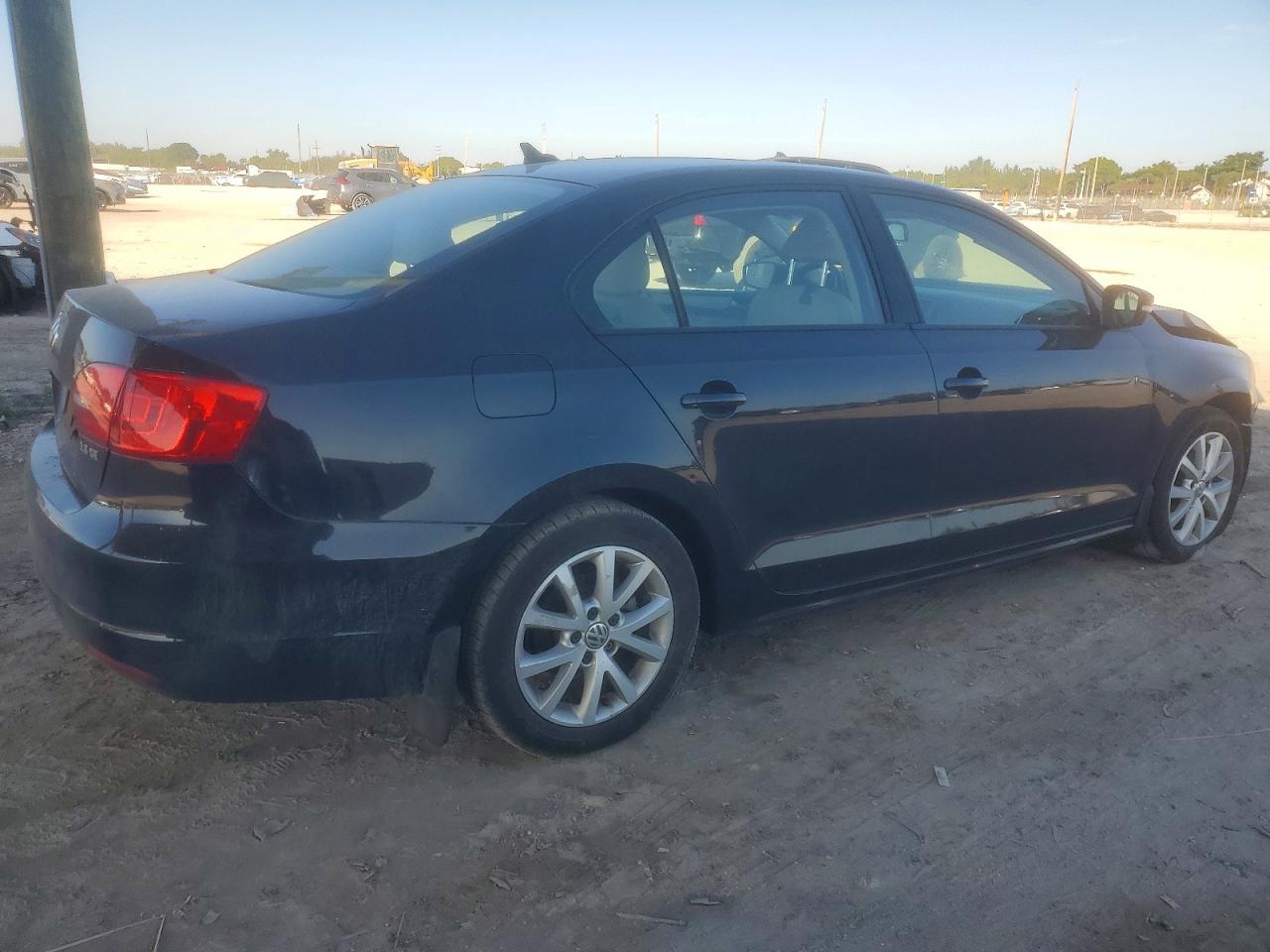 2012 VOLKSWAGEN JETTA SE photo 3