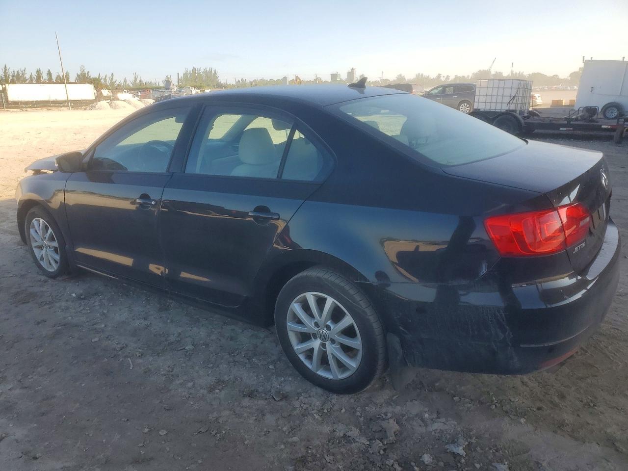 2012 VOLKSWAGEN JETTA SE photo 2