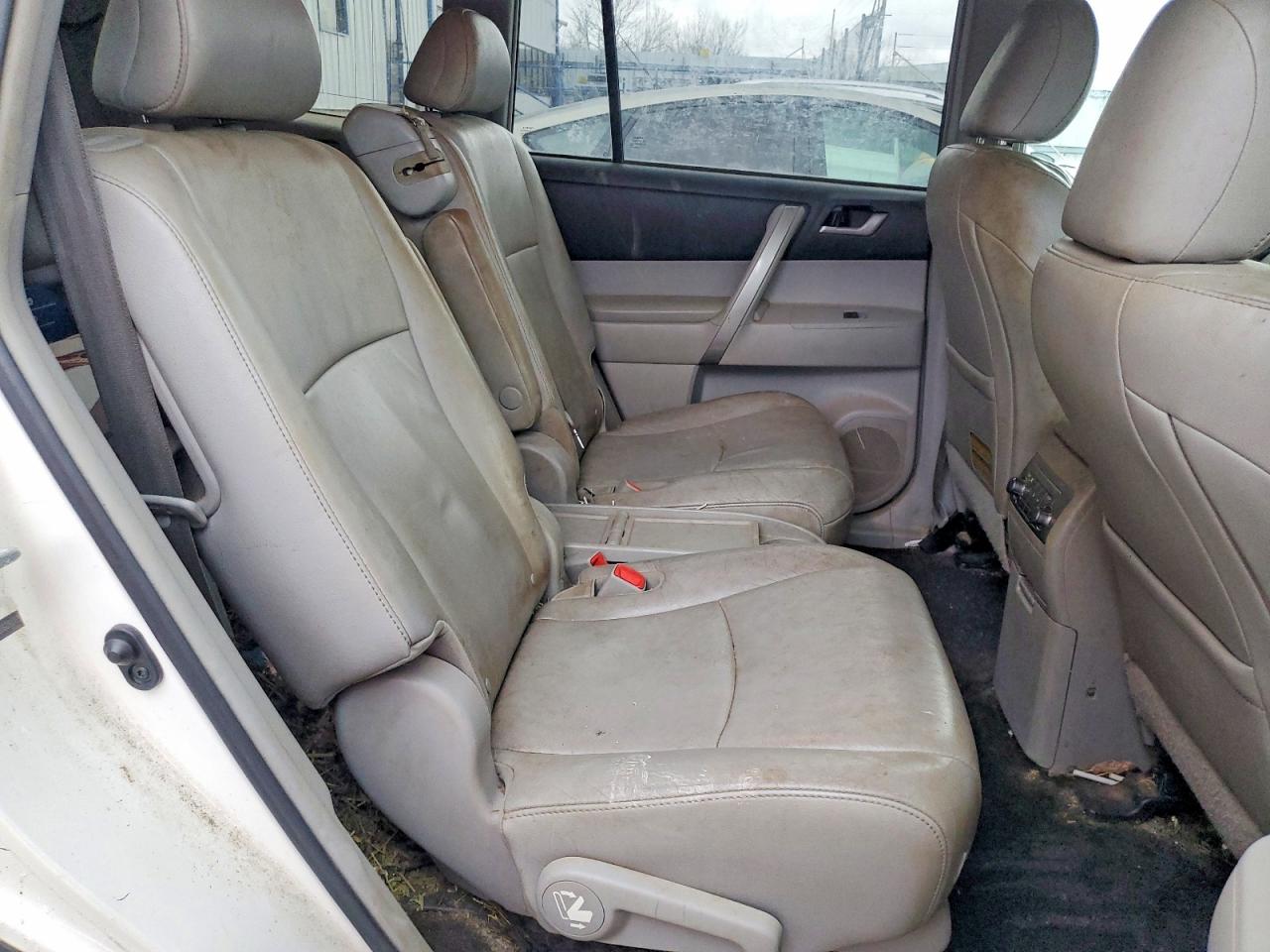 2013 TOYOTA HIGHLANDER SE photo 11