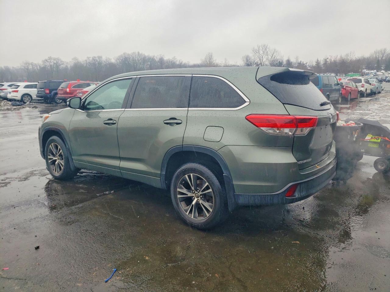 2018 TOYOTA HIGHLANDER LE photo 2