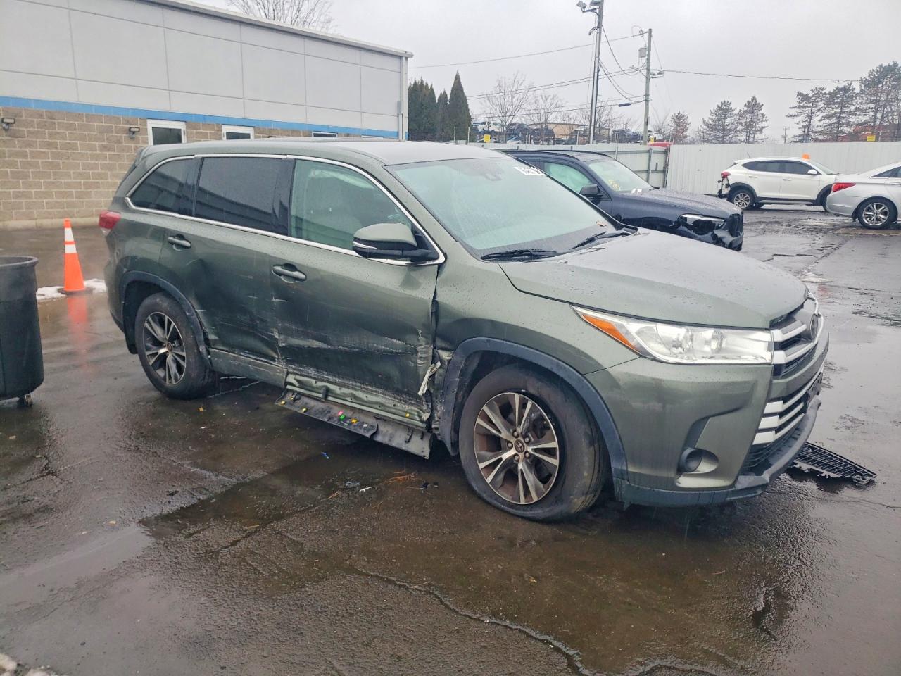 2018 TOYOTA HIGHLANDER LE photo 4