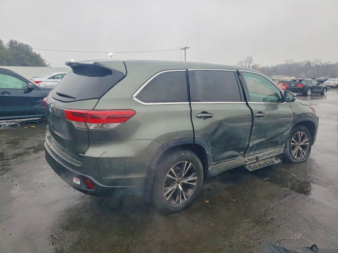 2018 TOYOTA HIGHLANDER LE photo 3
