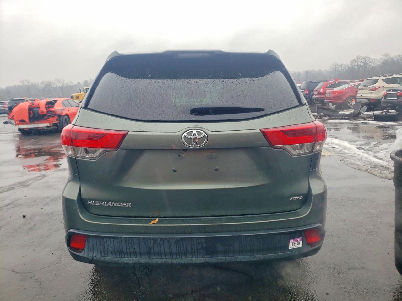 2018 TOYOTA HIGHLANDER LE photo 6