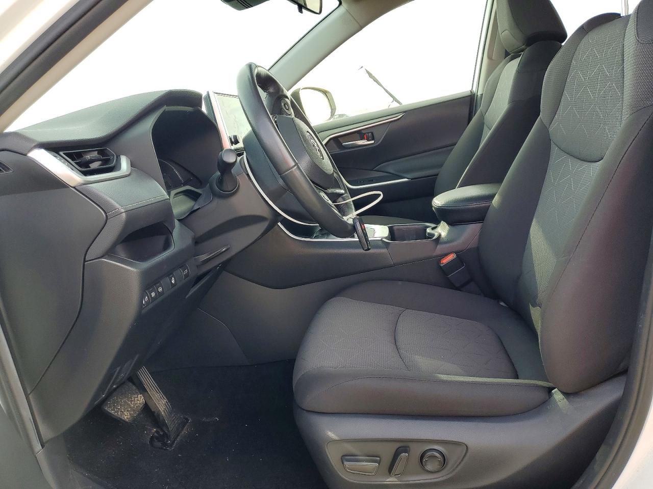 2024 TOYOTA RAV4 XLE photo 7