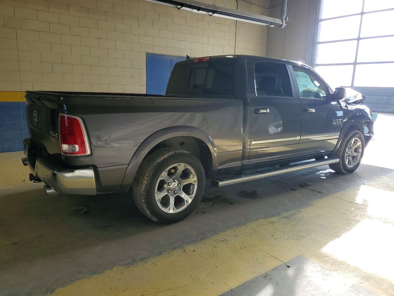2015 RAM 1500 LARAMIE photo 3