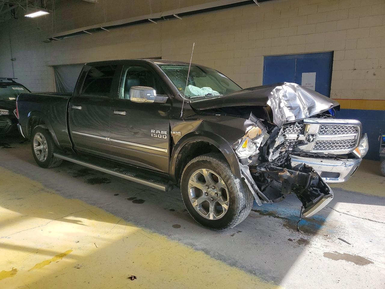 2015 RAM 1500 LARAMIE photo 4
