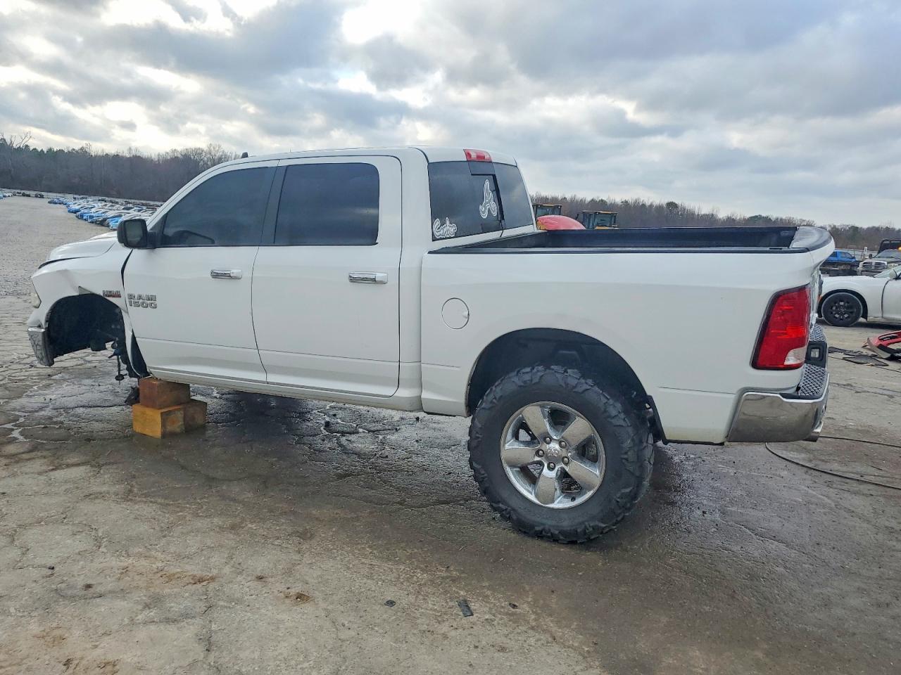 2017 RAM 1500 SLT photo 3