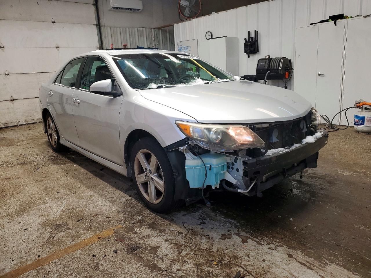 2014 TOYOTA CAMRY L photo 4