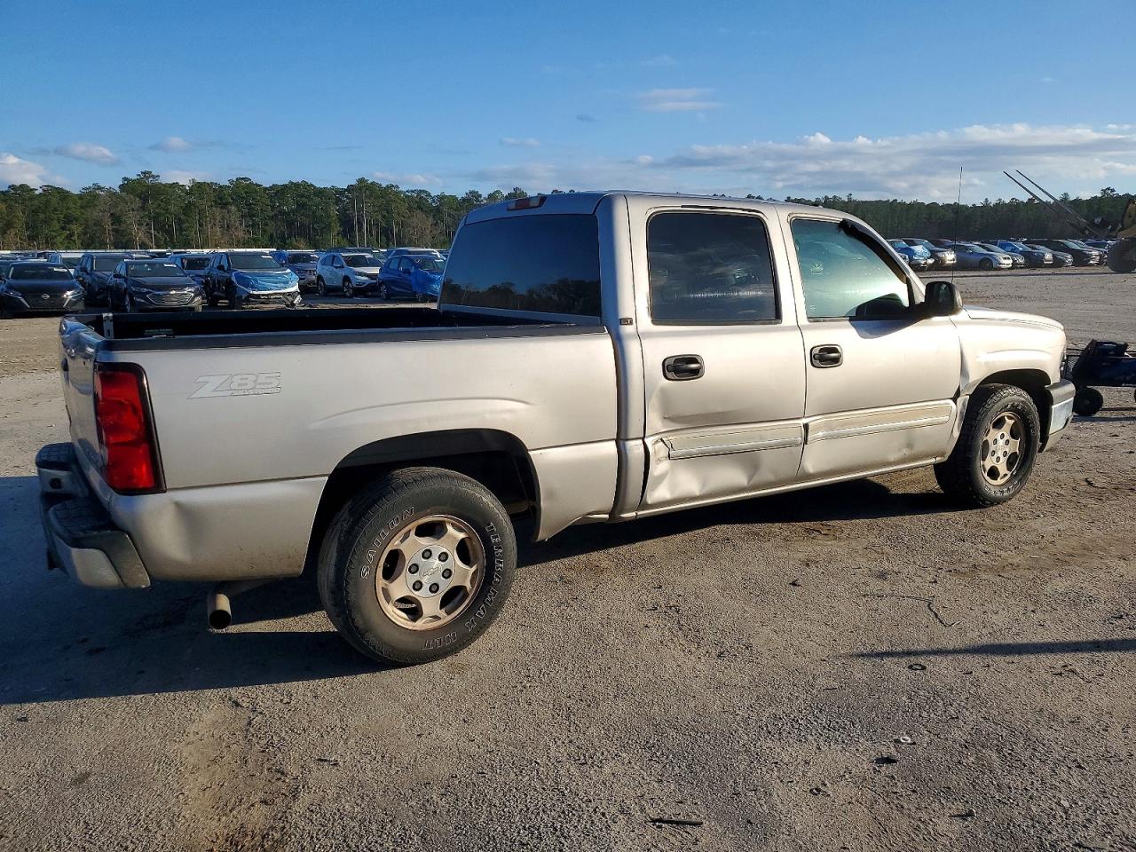2004 CHEVROLET SILVERADO C1500 photo 3