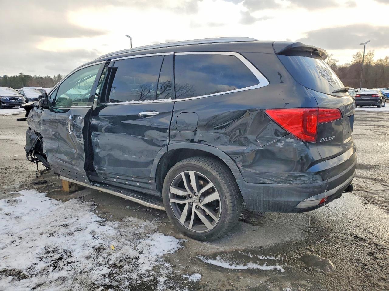 2016 HONDA PILOT TOURING photo 2