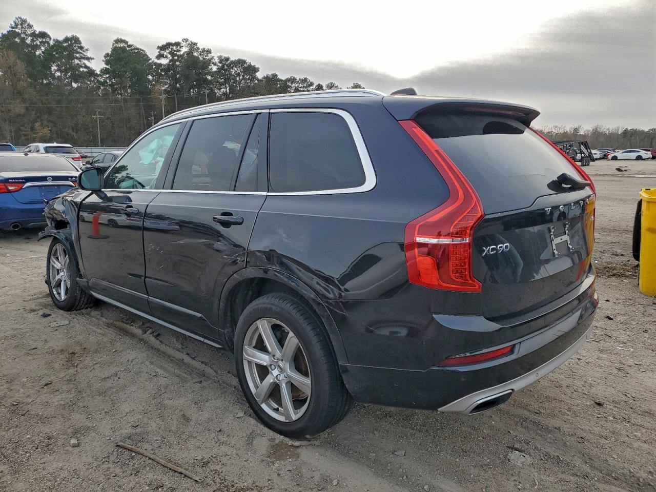 2021 VOLVO XC90 T5 MOMENTUM photo 2
