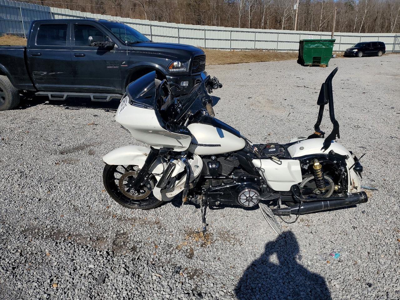 2018 HARLEY-DAVIDSON FLTRXS ROAD GLIDE SPECIAL photo 3