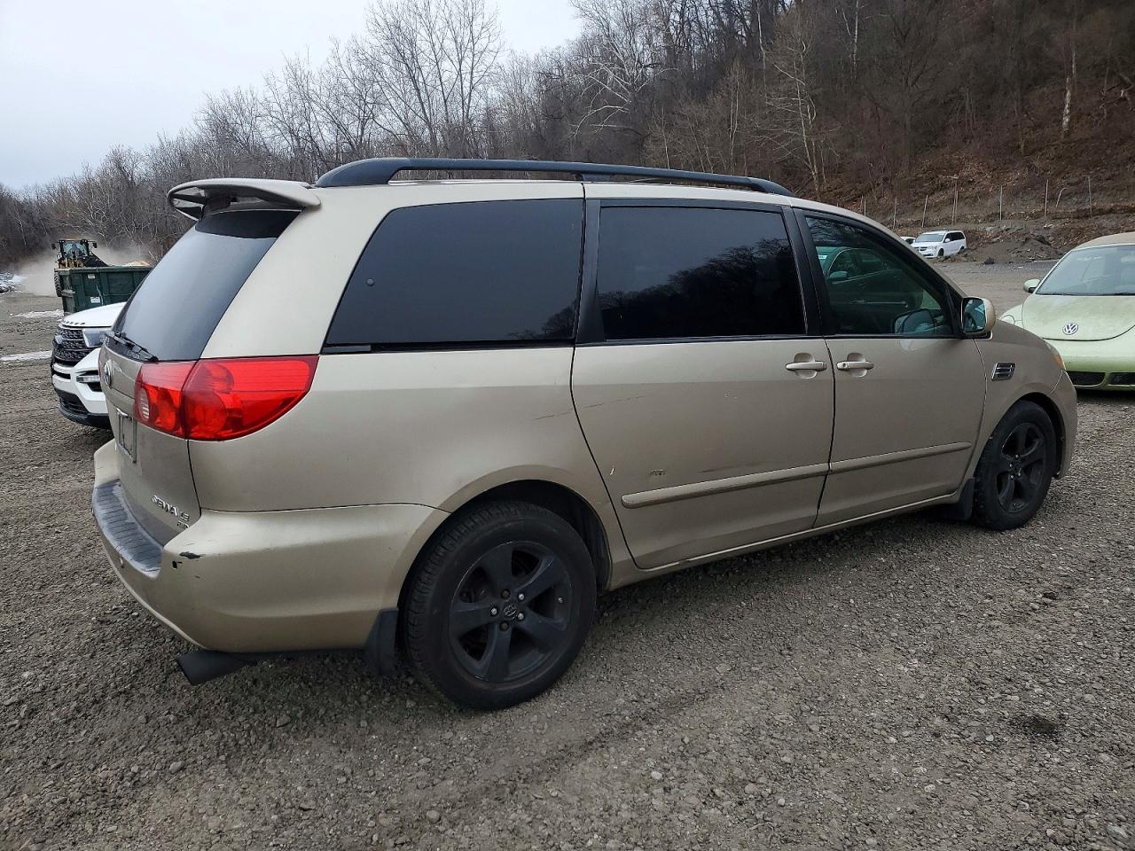 2007 TOYOTA SIENNA photo 3