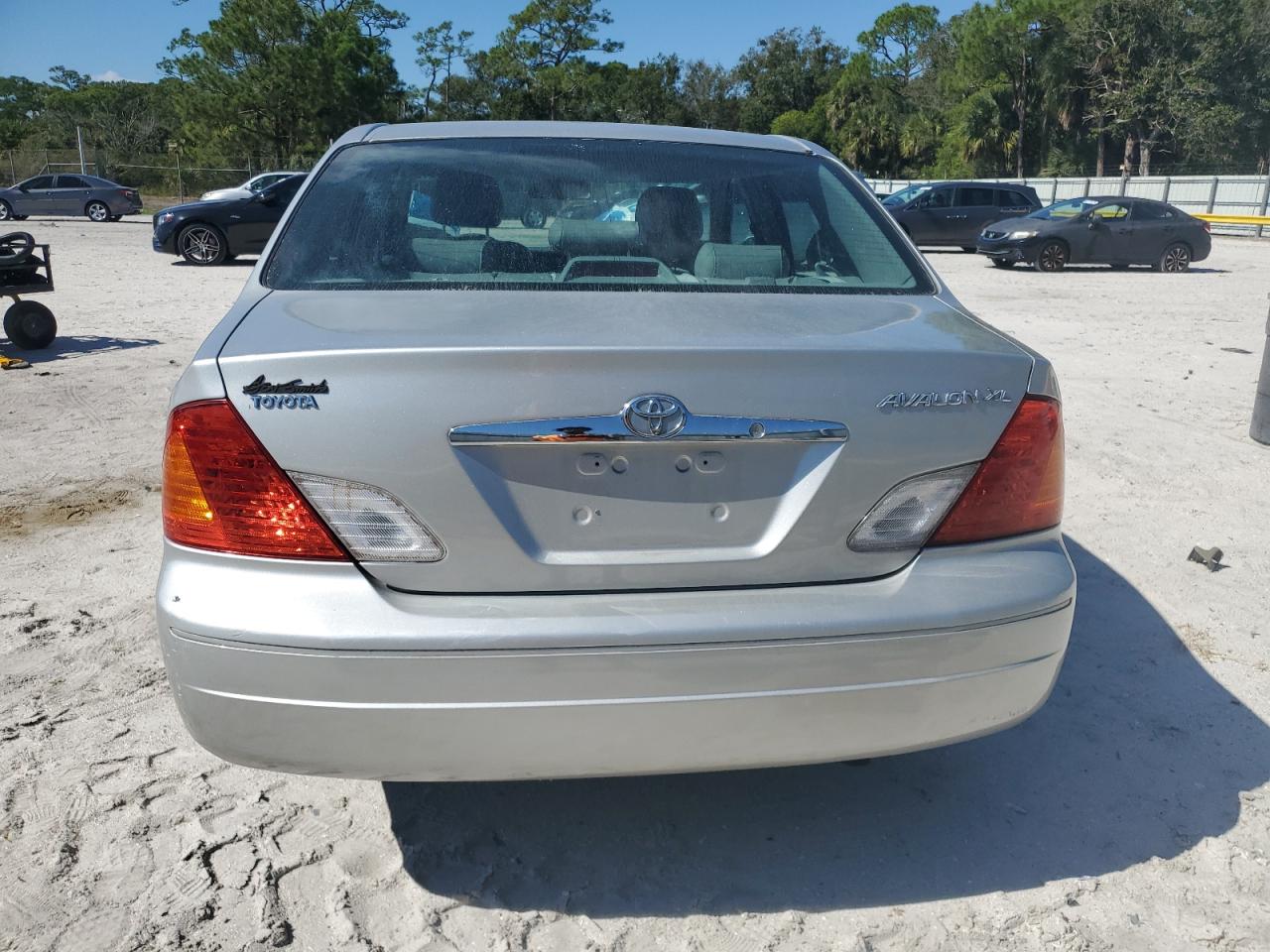 2001 TOYOTA AVALON XL photo 16
