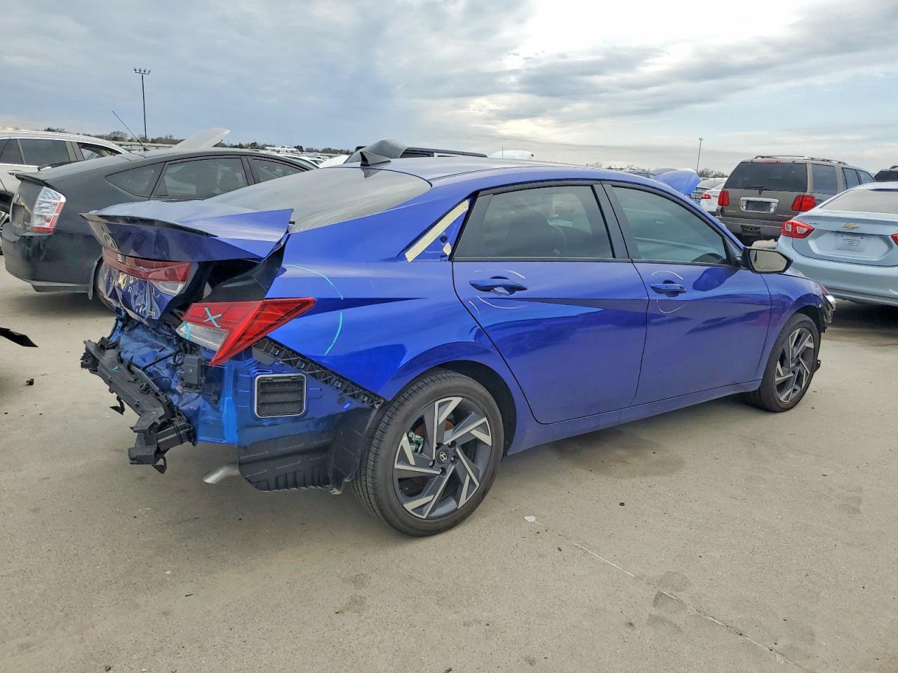 2025 HYUNDAI ELANTRA BLUE photo 3