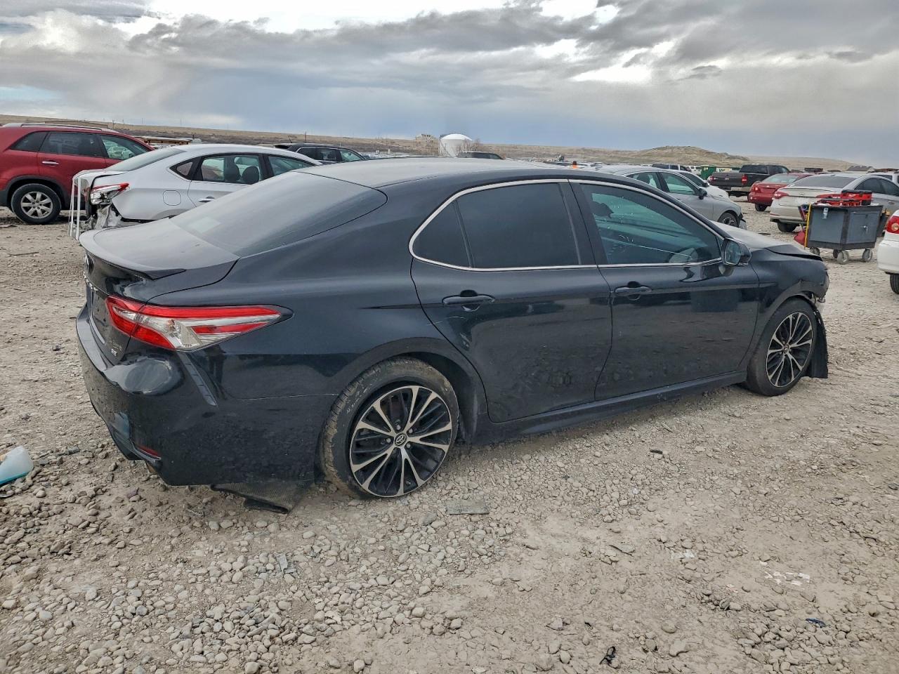 2018 TOYOTA CAMRY L photo 3