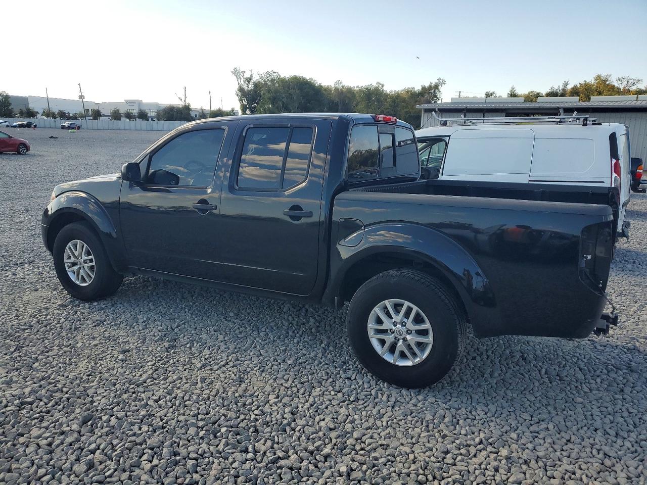 2019 NISSAN FRONTIER S photo 2