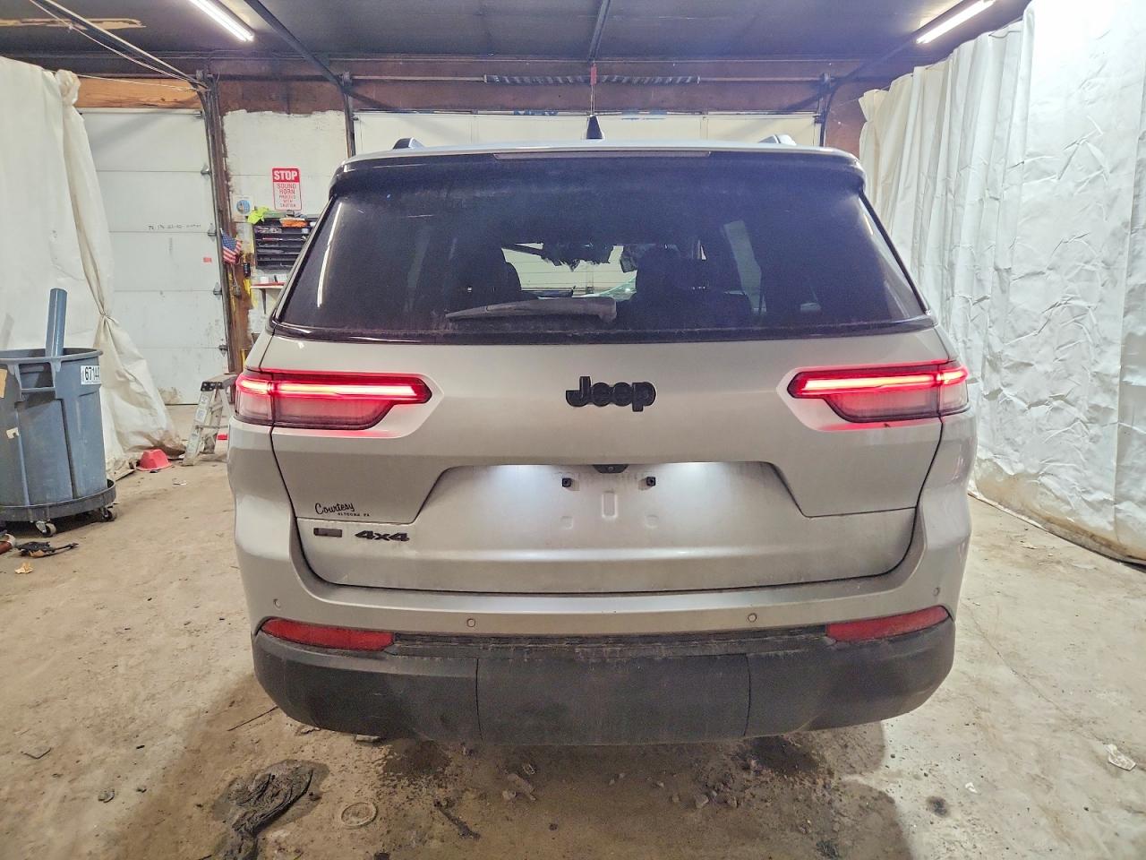 2022 JEEP GRAND CHEROKEE L LAREDO photo 6
