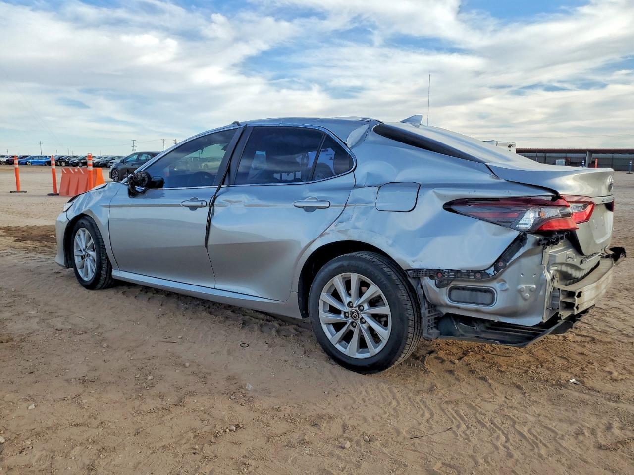 2021 TOYOTA CAMRY LE photo 3