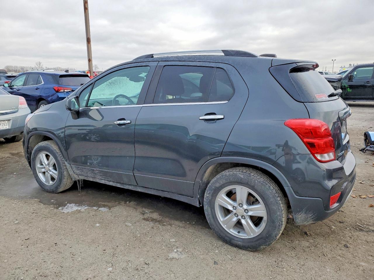 2017 CHEVROLET TRAX 1LT photo 2