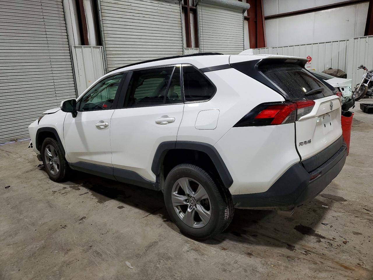 2022 TOYOTA RAV4 XLE photo 2