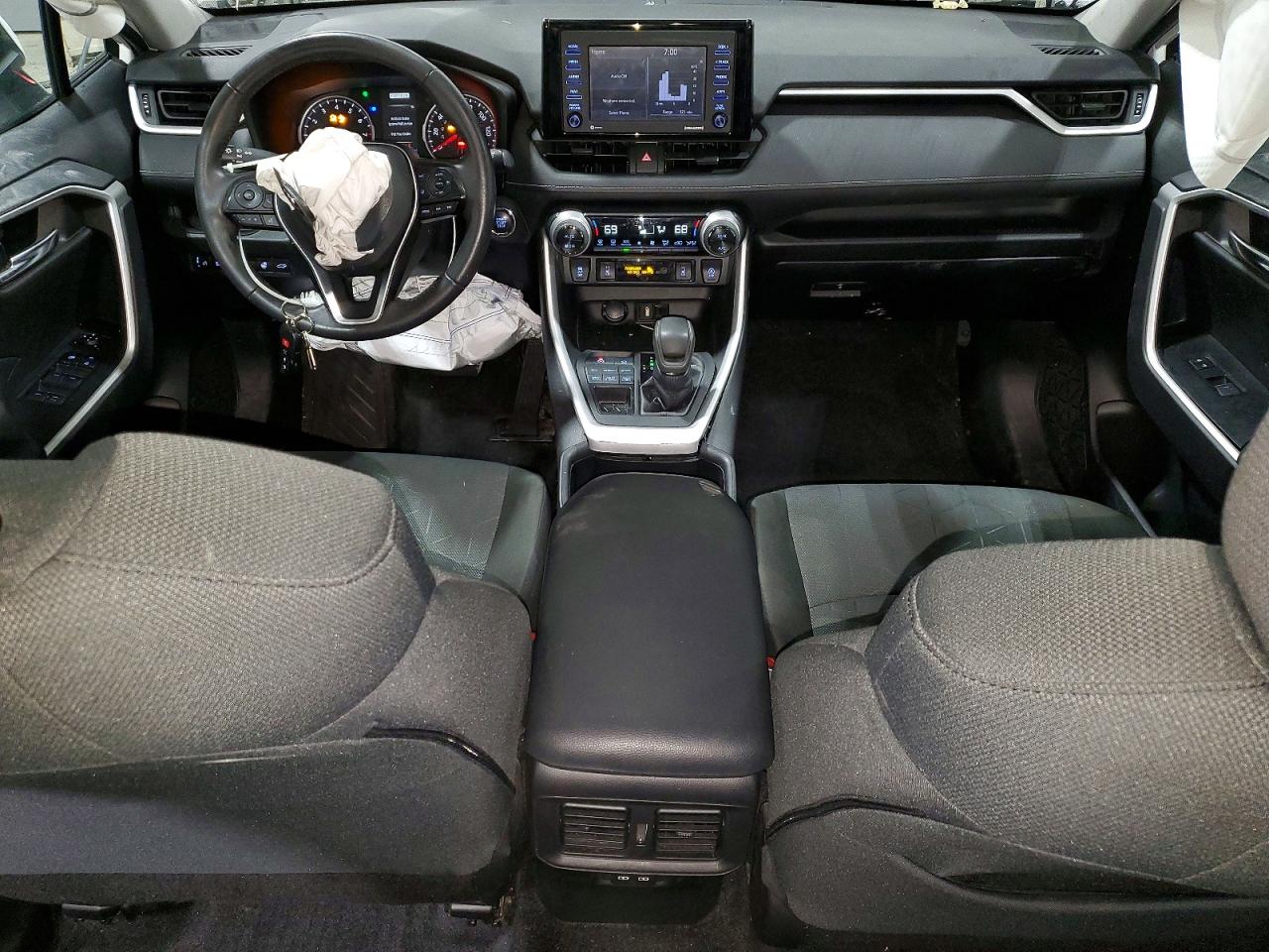 2022 TOYOTA RAV4 XLE photo 8