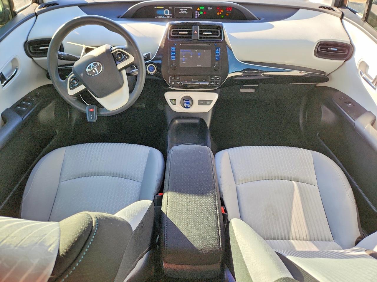 2017 TOYOTA PRIUS photo 8